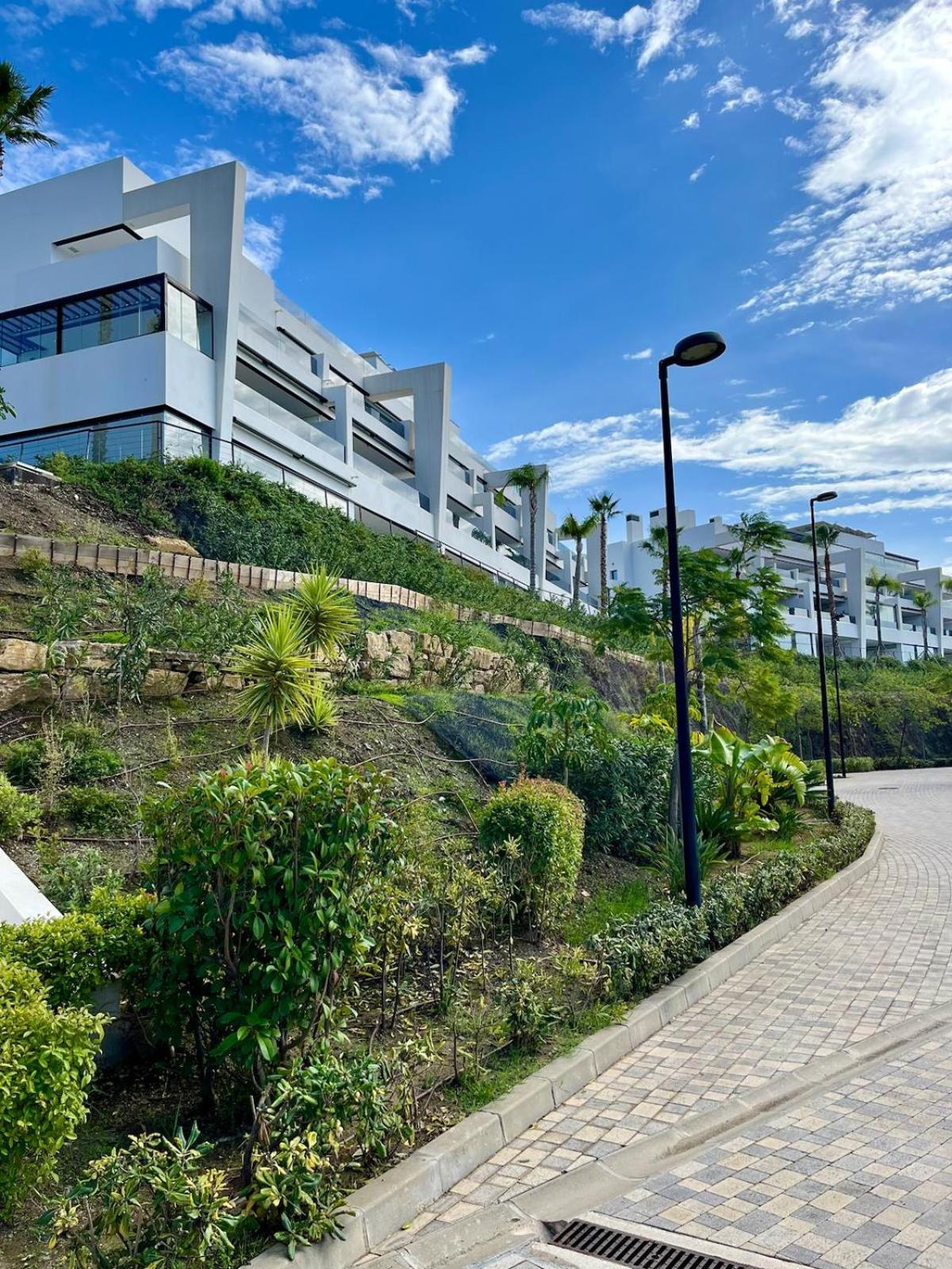 Hills Apartahotel 2*